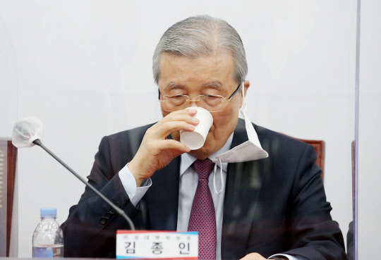 국민의힘 김종인 비상대책위원장이 2일 오전 서울 여의도 국회에서 열린 비상대책위원회의에참석, 물을 마시고 있다.[사진=연합뉴스]